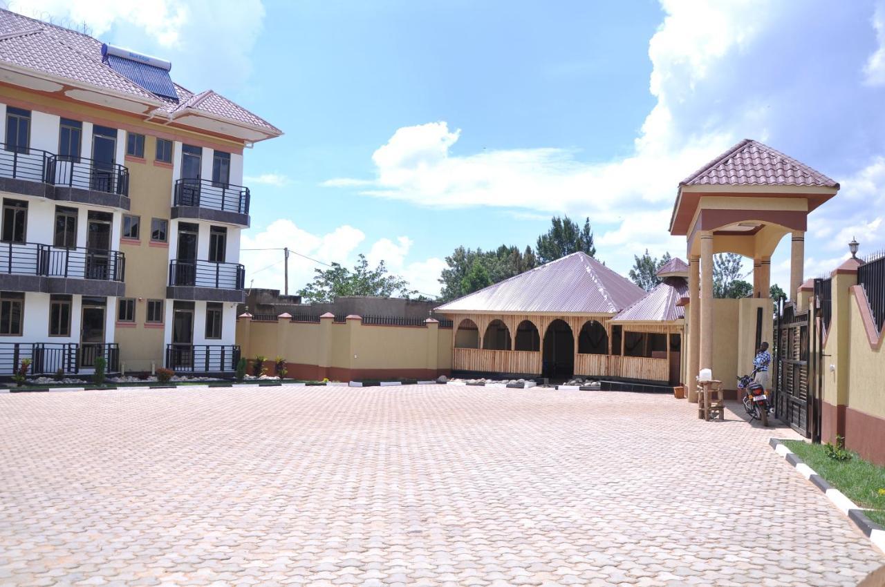 Golden View Hotel Ibanda Esterno foto
