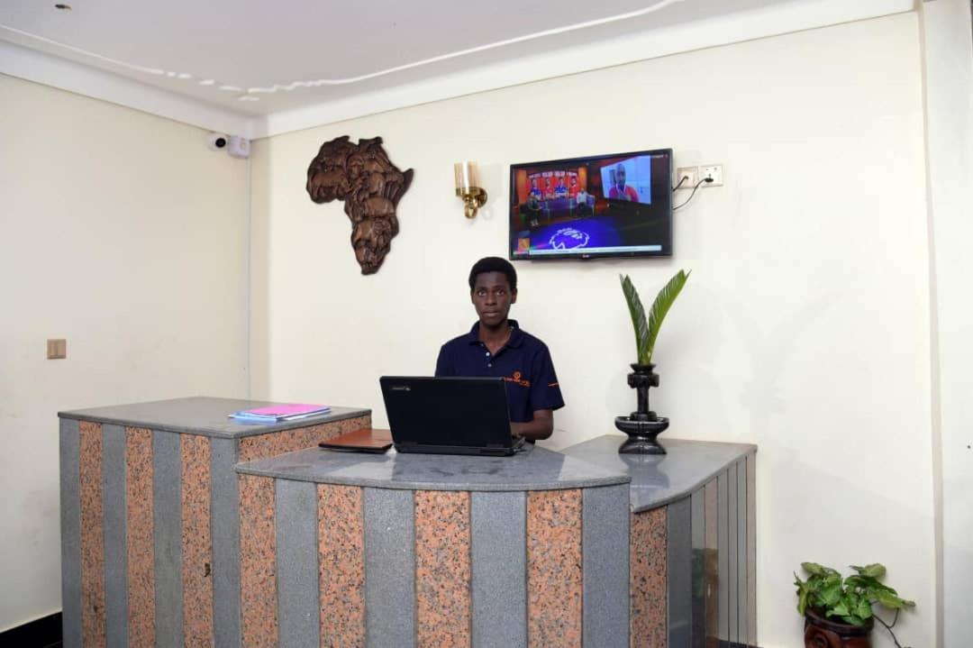 Golden View Hotel Ibanda Esterno foto