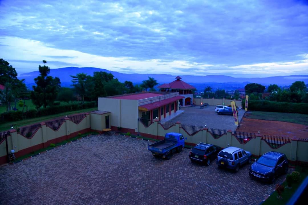 Golden View Hotel Ibanda Esterno foto