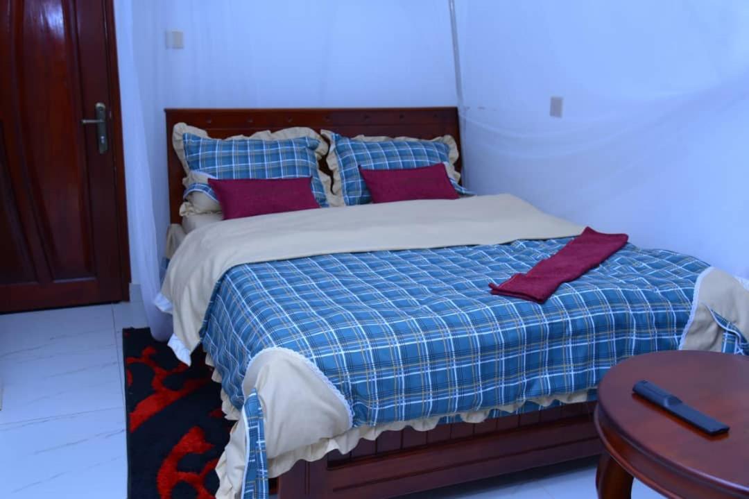 Golden View Hotel Ibanda Esterno foto